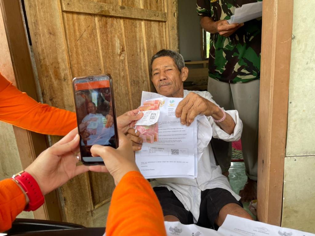 Tinjau Penyaluran BST, Dirut Pos Indonesia Sambangi Korban Bencana Longsor di Purwakarta