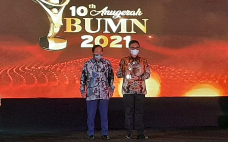 Dirut Pos Indonesia Raih Penghargaan CEO Terbaik Driving Transformation