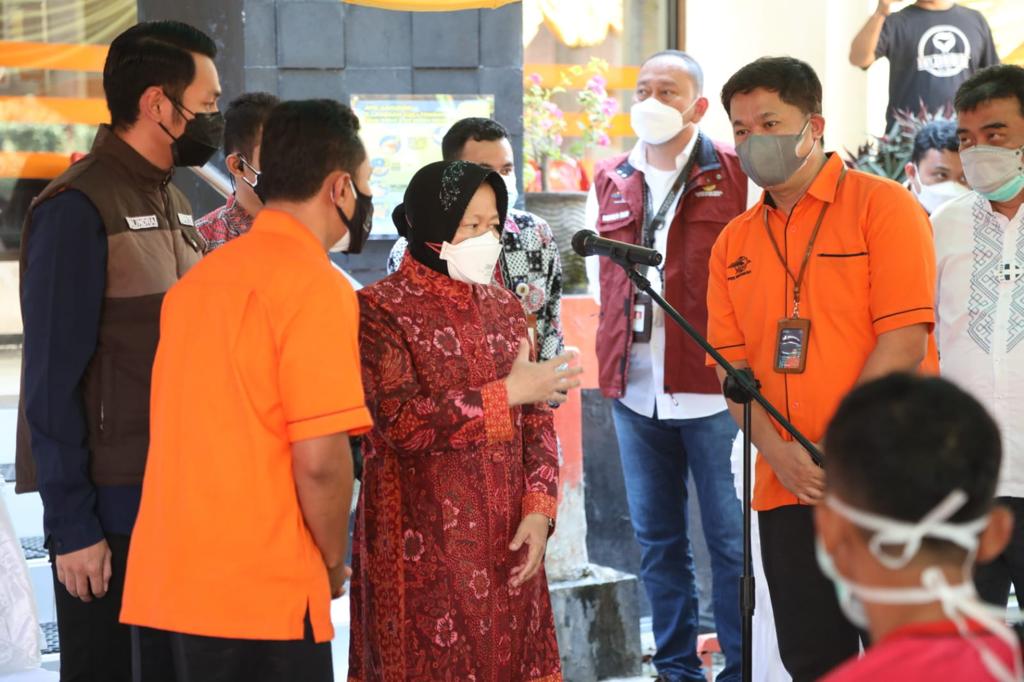 Serahkan Bantuan di Tuban, Mensos Risma Minta Masyarakat Aktif Putus Penularan Covid-19