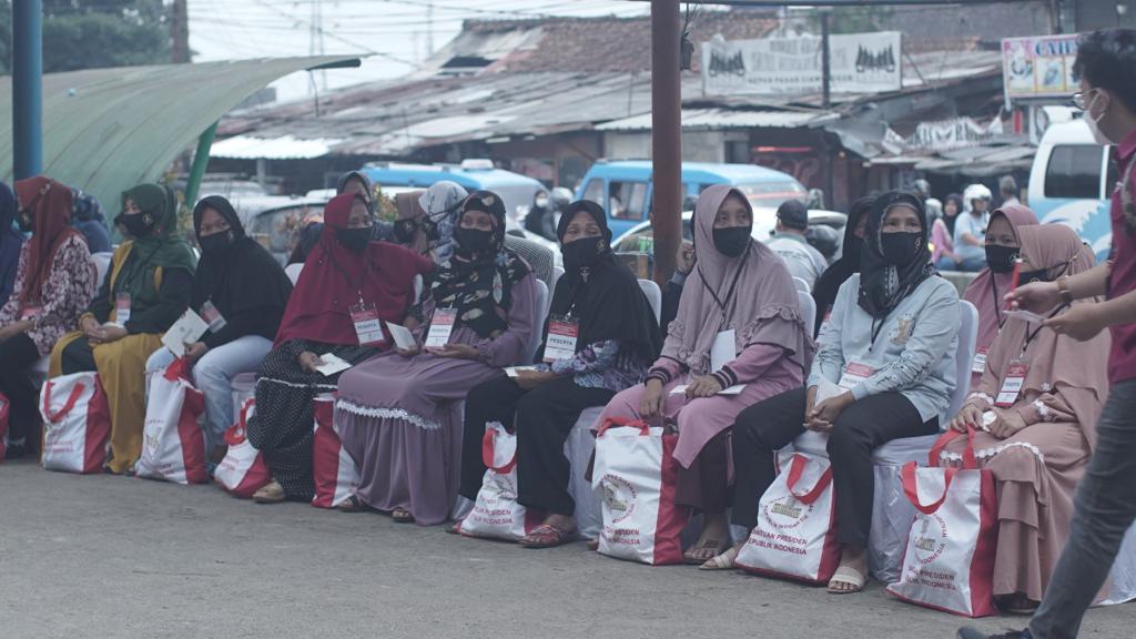 Jokowi Bagikan BLT Minyak Goreng di Pasar Ciawi, Tandai Keberhasilan Pos Indonesia Salurkan 95% untuk KPM se-Indonesia