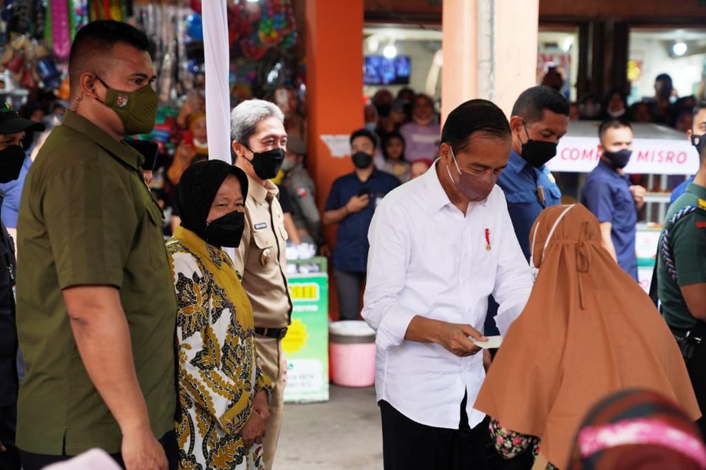 Presiden Jokowi Bagikan Bansos dan Tinjau Harga Minyak Goreng di Pasar