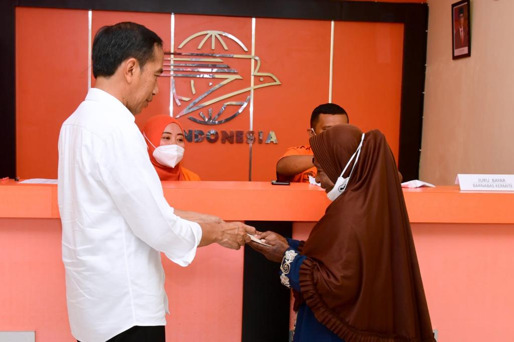 Tinjau Bansos di Maluku, Presiden Sebut dalam Seminggu BLT BBM Tersalurkan kepada 8,1 Juta Penerima