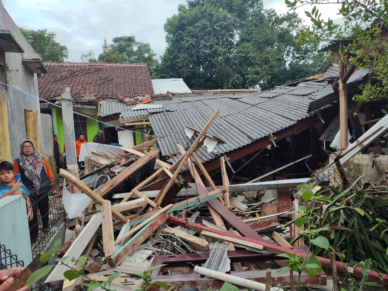 Korban Gempa Cianjur Terharu Terima BLT BBM, PKH, dan Bansos Sembako yang Disalurkan PT Pos Indonesia