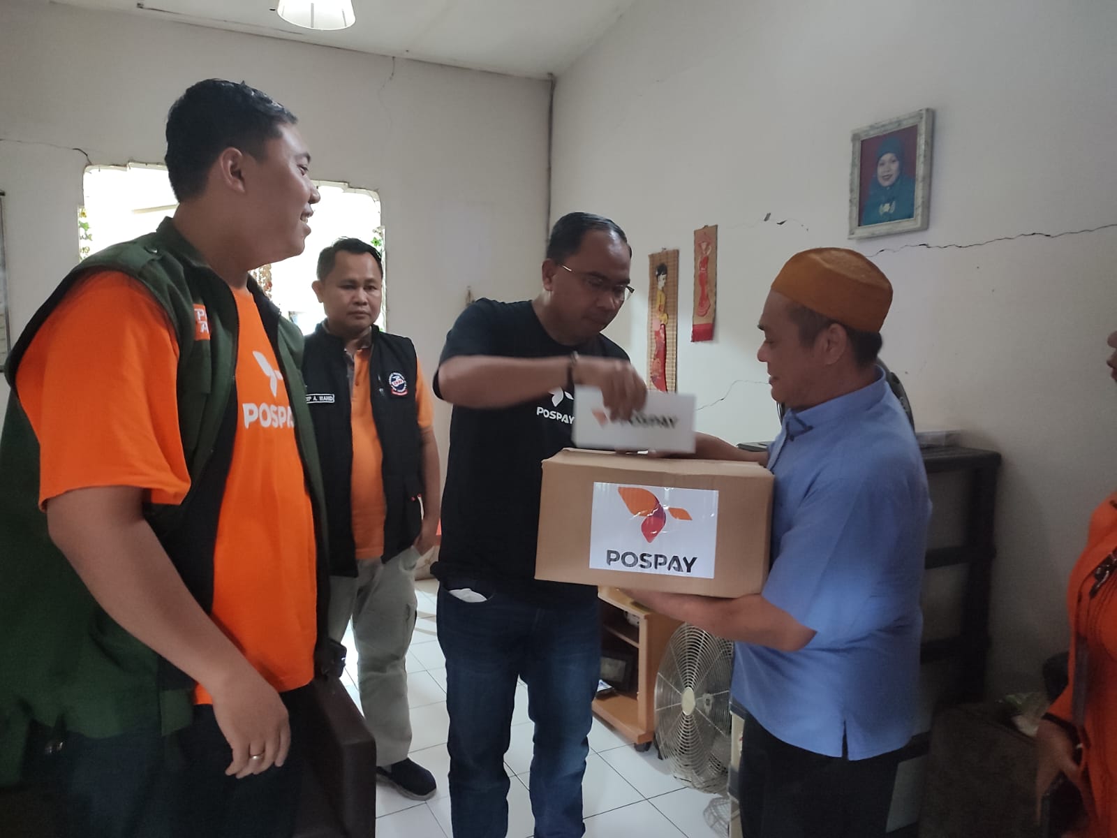 Korban Gempa Cianjur Terharu Terima BLT BBM, PKH, dan Bansos Sembako yang Disalurkan PT Pos Indonesia