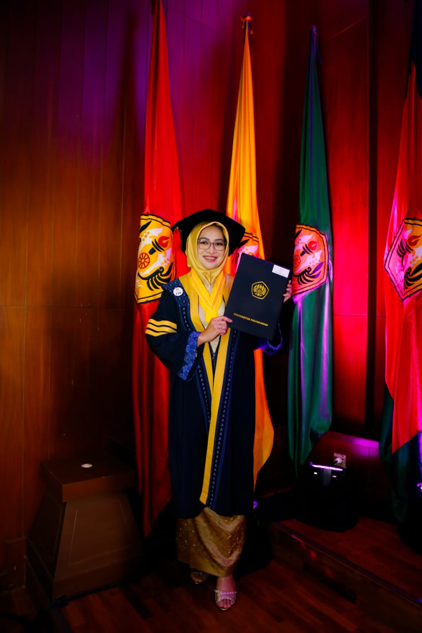 Penuh Kebahagiaan, Airin Rachmi Diany Wisuda S3 di Unpad