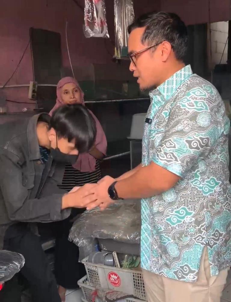 Jalan Kaki ke Sekolah Sejauh 12 Km, Viky Pelajar Tangsel Terima Bantuan Sepeda dari Pilar Saga