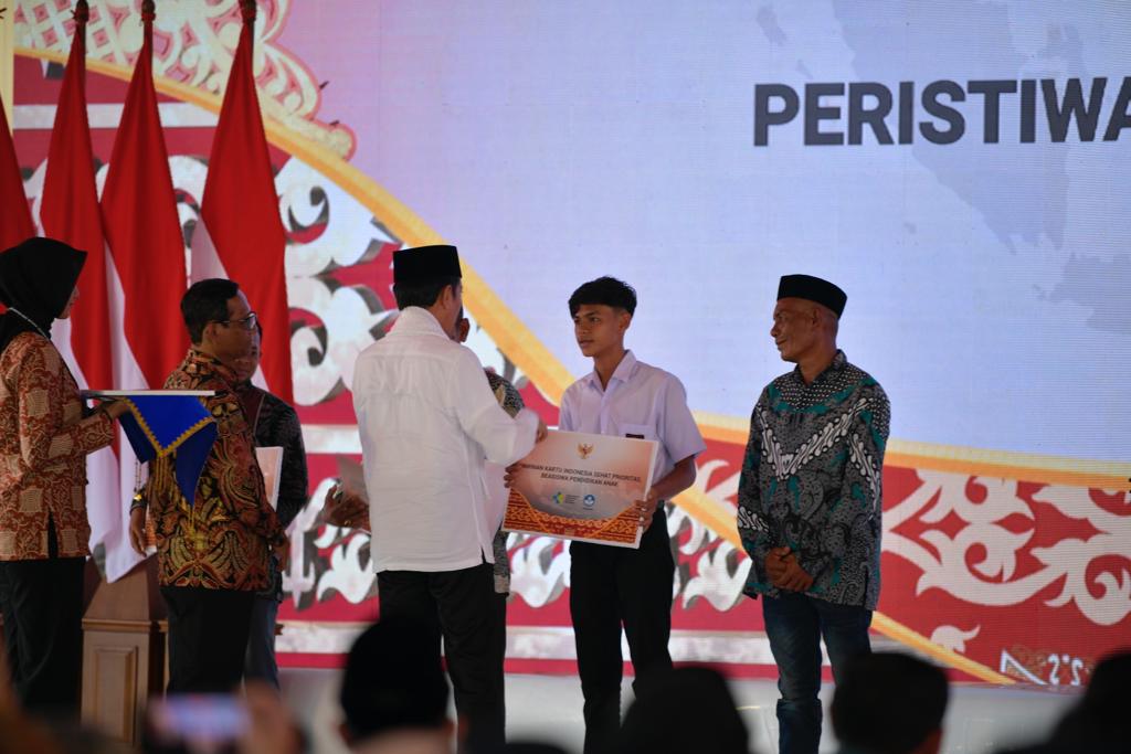 Kemendikbudristek Serahkan Beasiswa Pendidikan untuk Anak Korban Pelanggaran HAM Berat di Aceh