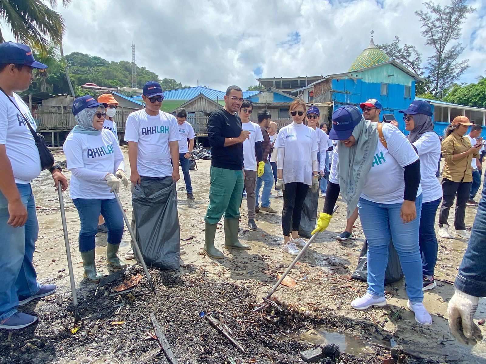 Pegadaian Bersih-bersih Pantai Melawai Balikpapan melalui BUMN Environmental Movement