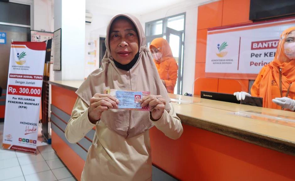 Mensos Salurkan Bst Tahap 4 Di Kota Bandung Mensos Salurkan Bst Tahap 4 Di Kota Bandung