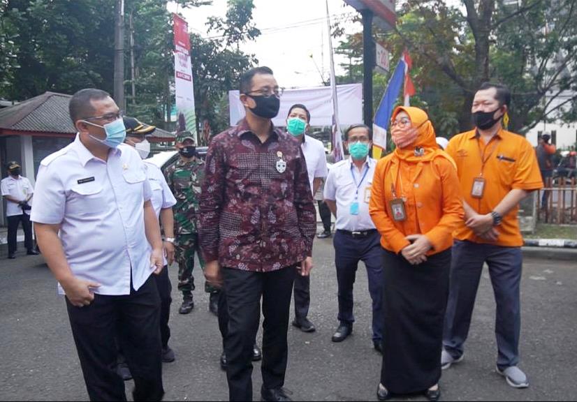 Mensos Salurkan BST Tahap 4 di Kota Bandung