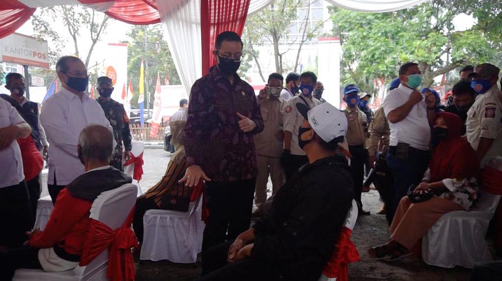 Mensos Salurkan BST Tahap 4 di Kota Bandung