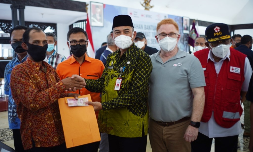 PMI, Pos Indonesia, dan IFRC Serahkan Bantuan Non Tunai untuk Korban Guguran Awan Panas Semeru