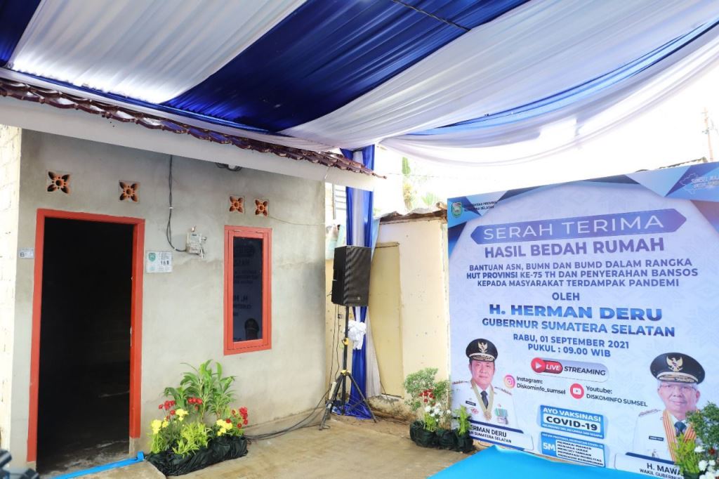 Rumahnya Direnovasi, Puluhan KK di Palembang Ucapkan Terima Kasih Kepada Herman Deru
