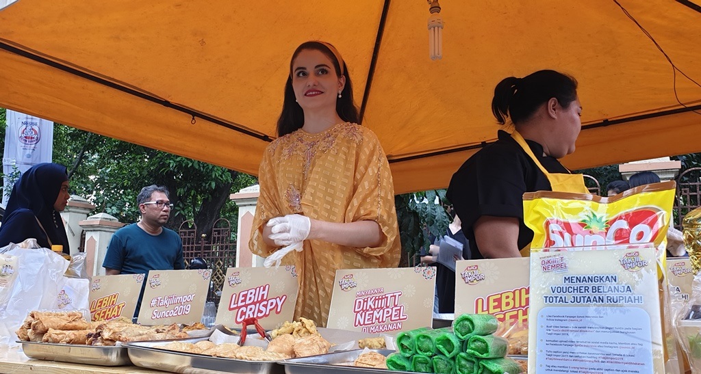Takjil yang Viral di Socmed, Penjualnya Bule Cantik