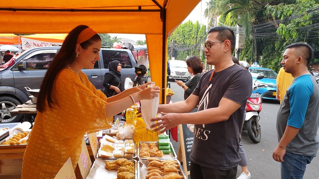 Takjil yang Viral di Socmed, Penjualnya Bule Cantik