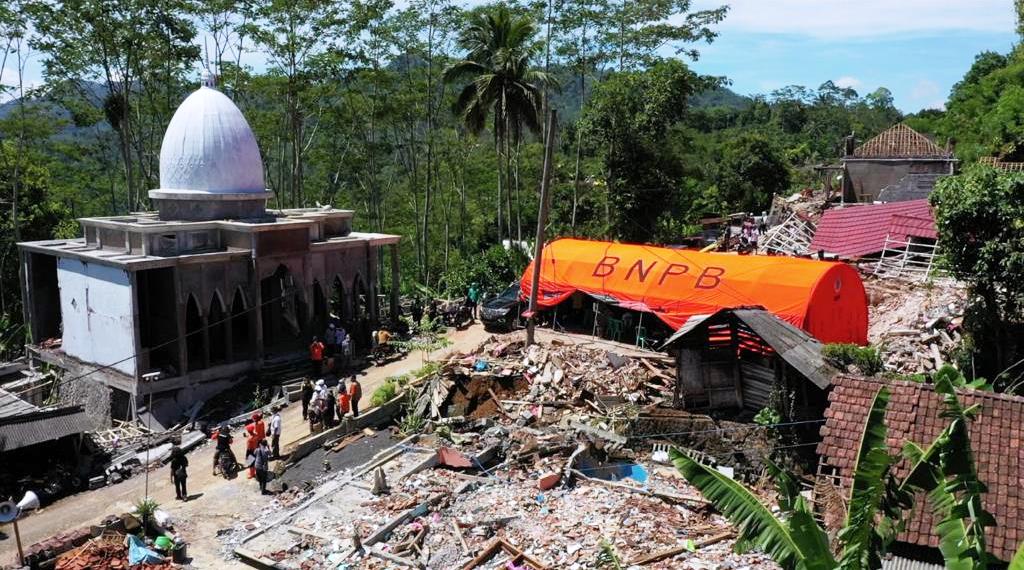 Pos Indonesia Salurkan Bantuan kepada Korban Bencana di Lumajang