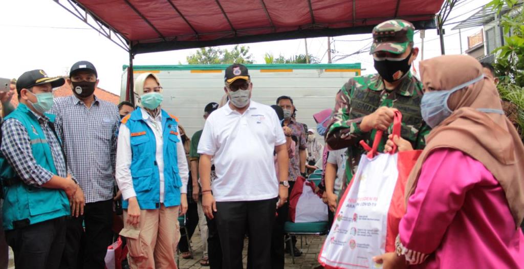Kemensos Salurkan Bansos Sembako Presiden Tahap Pertama di Tangsel