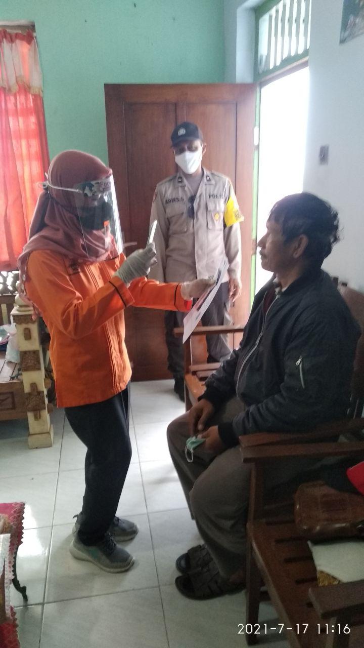 Serentak Penyaluran BST, Petugas Pos Kediri Dibekali Telur Bebek untuk Perkuat Imun