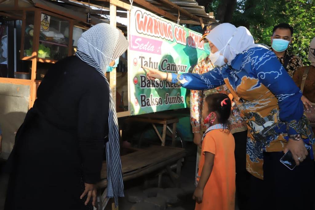 Menaker Ida Serahkan Bantuan TKM untuk Pelaku Usaha dan PKL di Mojokerto