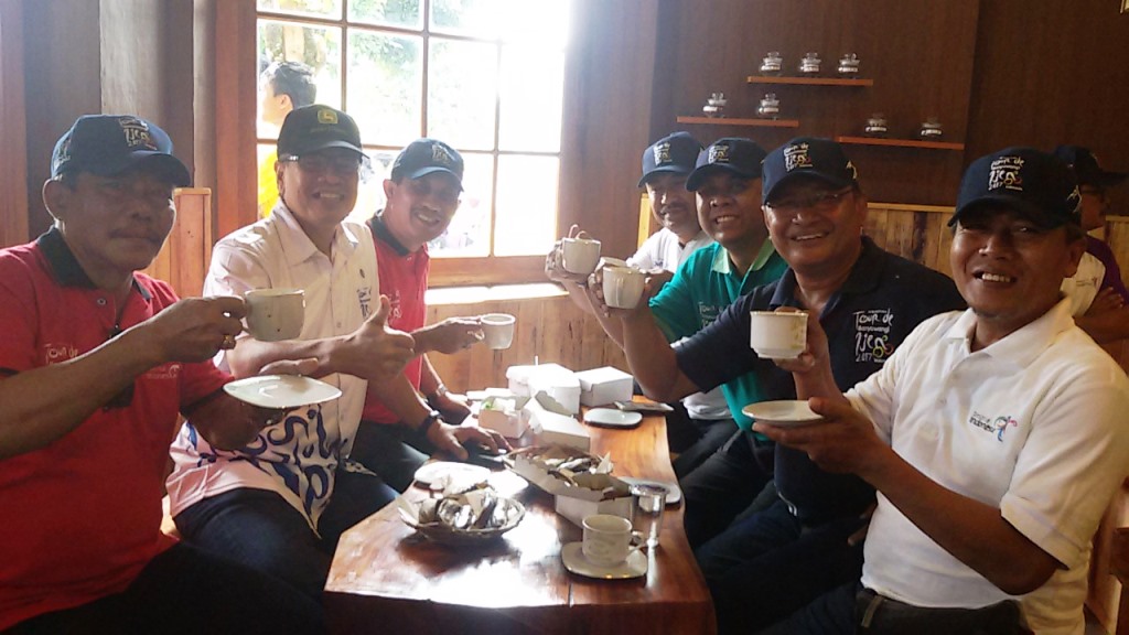 Etape 2 Tour de Banyuwangi-Ijen Dibuka dengan Minum Cokelat
