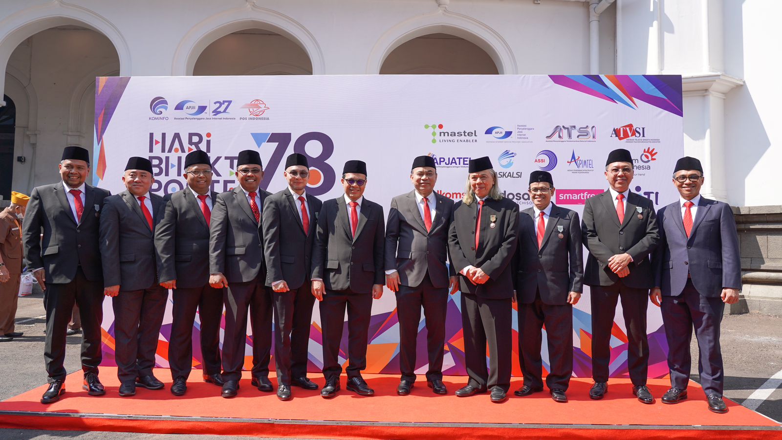 Selamat! Direktur Bisnis Jaskeu PT Pos Indonesia Terima Penghargaan Satyalancana Wira Karya dari Presiden