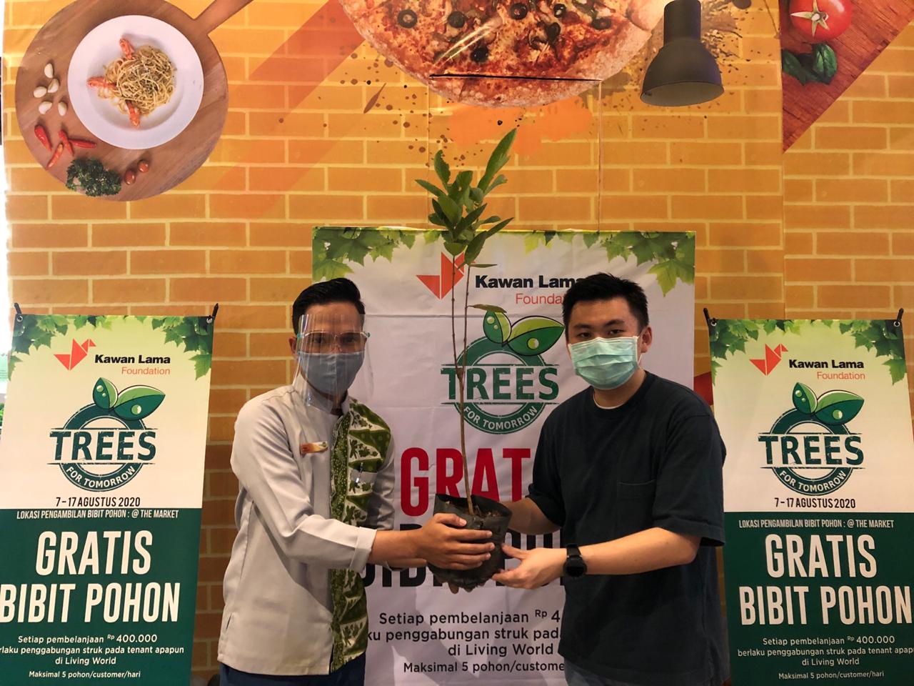 Living World Alam Sutera Bagikan Bibit Pohon Gratis