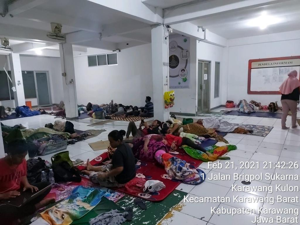 Kantor Pos Karawang Terbuka untuk Warga Terdampak Banjir
