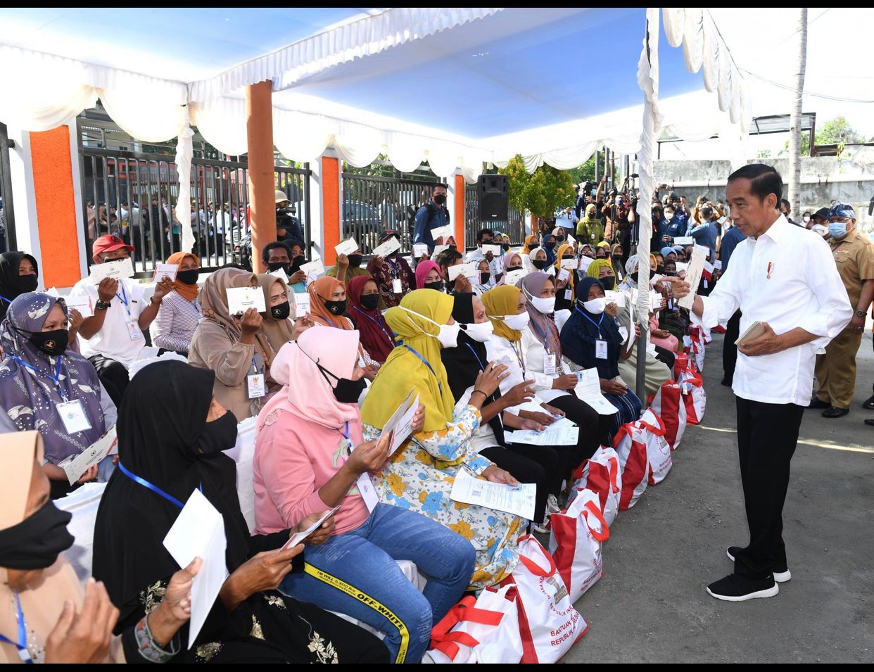Tinjau Penyaluran BLT BBM di Kota Baubau, Presiden Sebut Sudah Terealisasi 96%