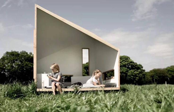 Kabin Mini Tempat Bermain Anak di Halaman Rumah