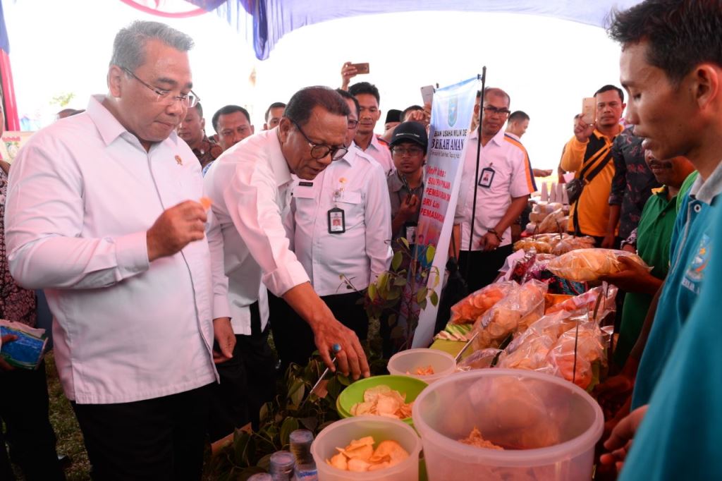 Mendes PDTT Tinjau Proyek Padat Karya Tunai di Riau