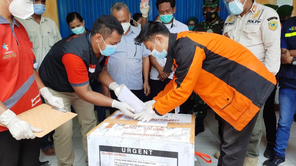 Kantor Pos Komodo 86700 Distribusikan Vaksin ke Tiga Kabupaten
