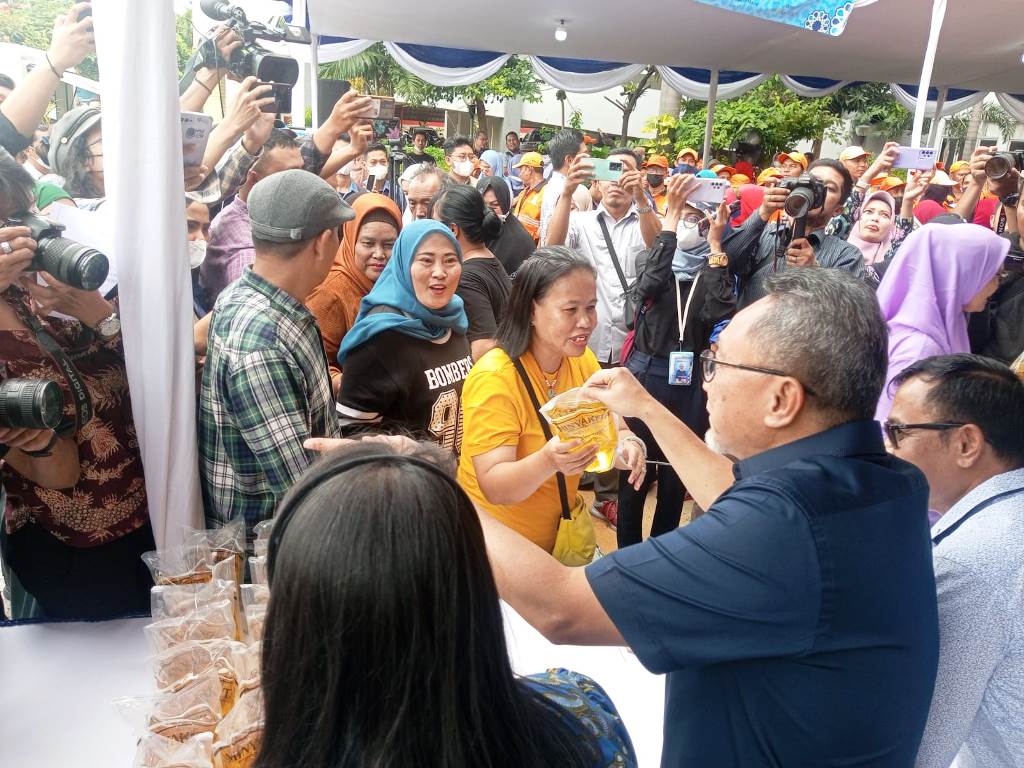 Didampingi Kadis Perdagangan DKI, Mendag Zulkifli Hasan Tinjau Pasar Murah di Rusun KS Tubun