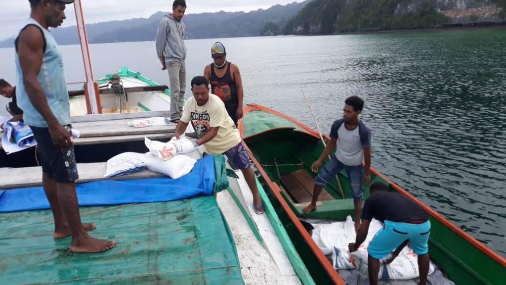Dihadang Konflik, Kemensos Tetap Salurkan Rastra di Papua Barat
