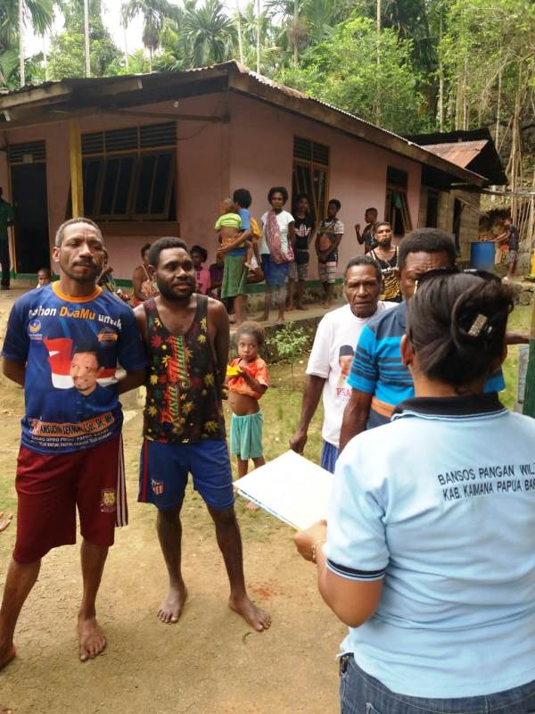 Dihadang Konflik, Kemensos Tetap Salurkan Rastra di Papua Barat