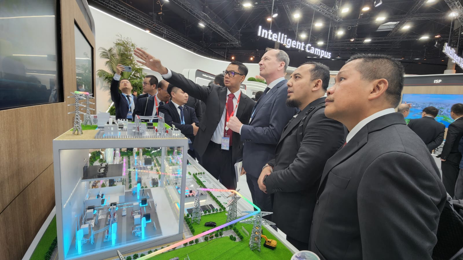 Berbicara di Ajang Mobile World Congress Barcelona, Dirut PLN Ajak Dunia Berkolaborasi dalam Transisi Energi