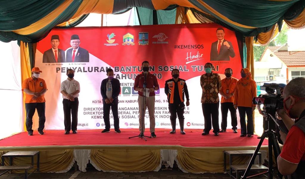 Mensos Serahkan Bansos Tunai Perdana kepada 5.768 Keluarga di Serang