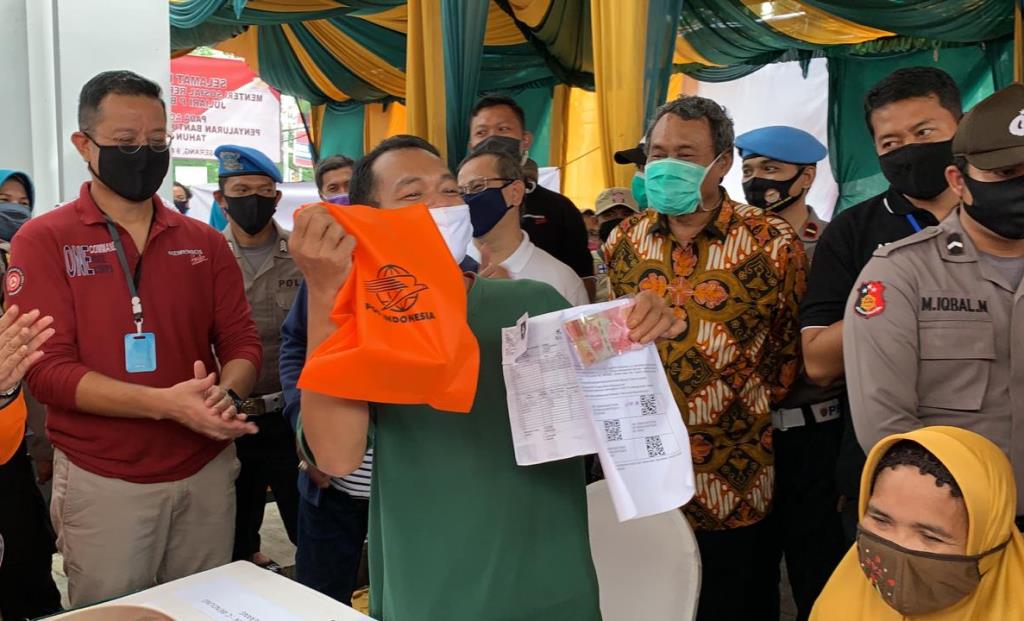 Mensos Serahkan Bansos Tunai Perdana kepada 5.768 Keluarga di Serang