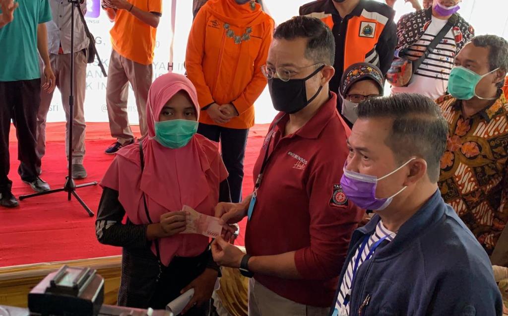 Mensos Serahkan Bansos Tunai Perdana kepada 5.768 Keluarga di Serang