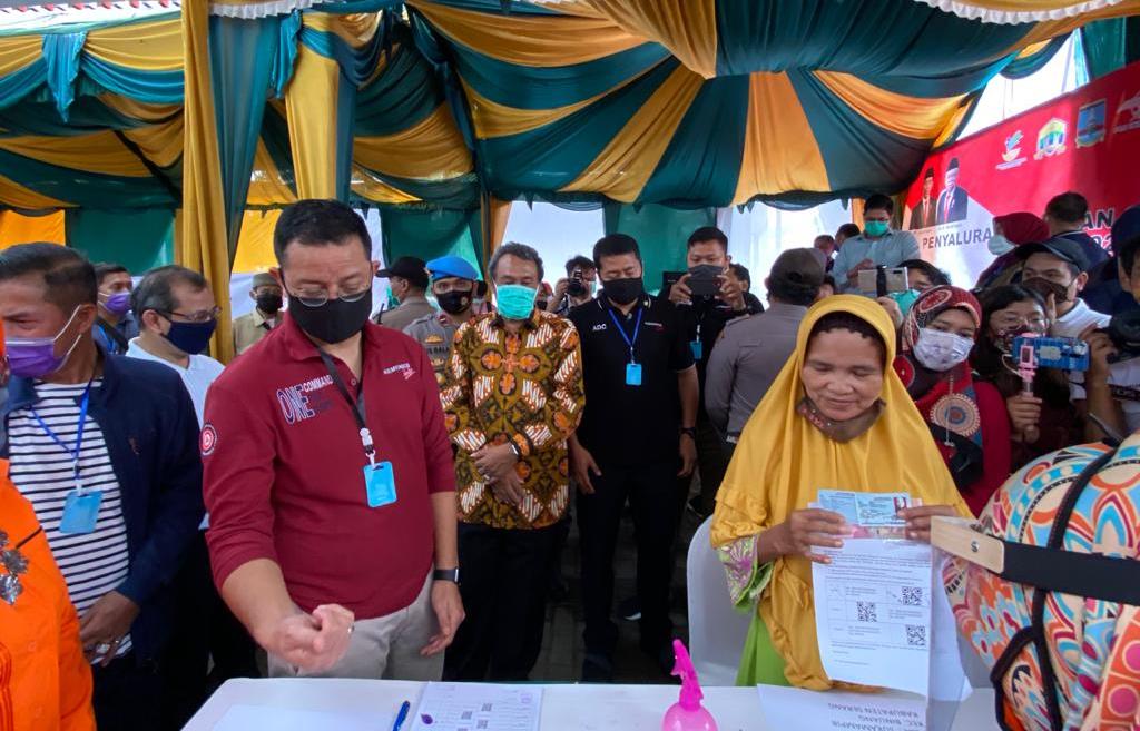 Mensos Serahkan Bansos Tunai Perdana kepada 5.768 Keluarga di Serang