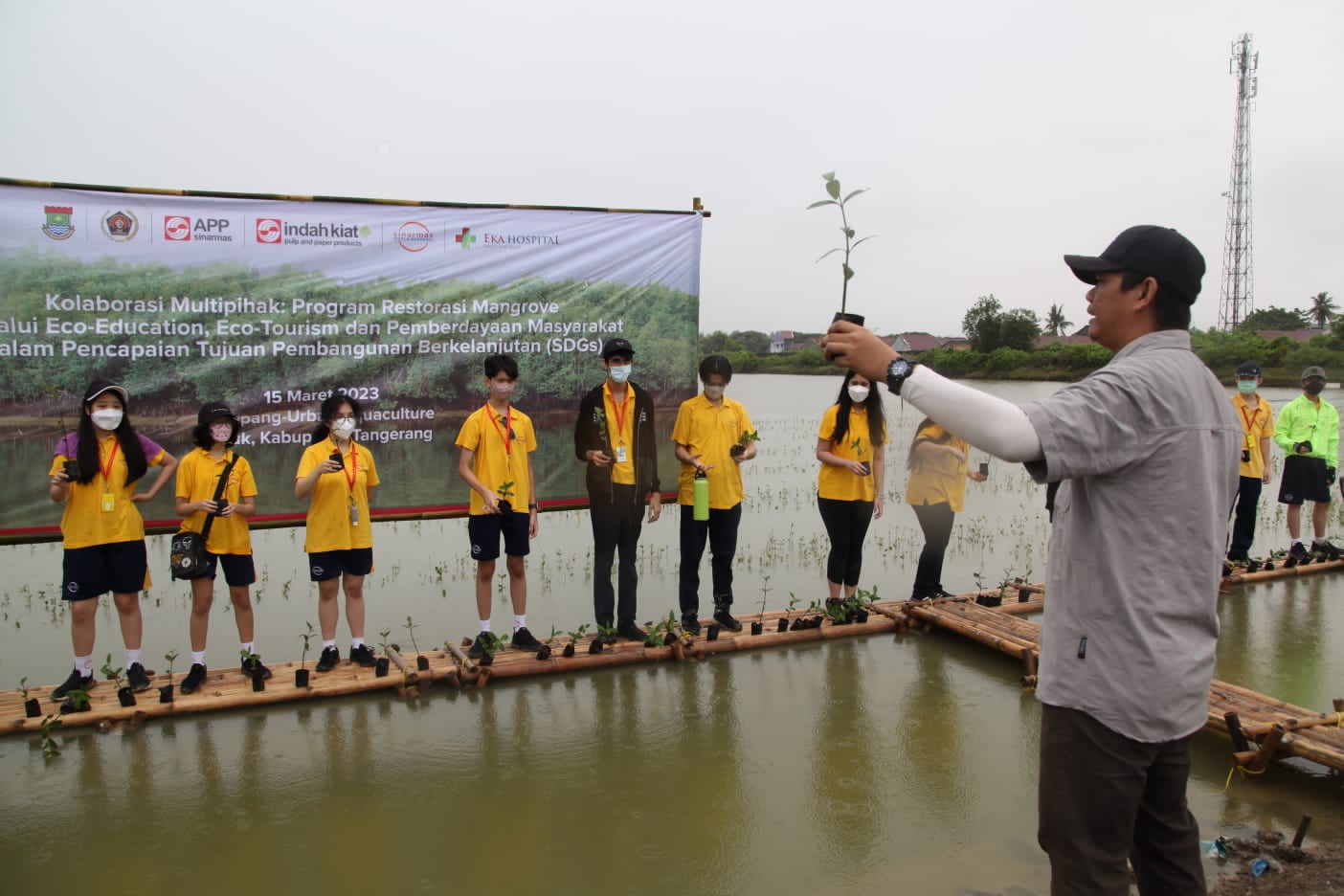 Dukung Eco-Education dan Eco-Tourism, Pelajar SWA dan PWI Tangerang Bersama-sama Tanam Mangrove