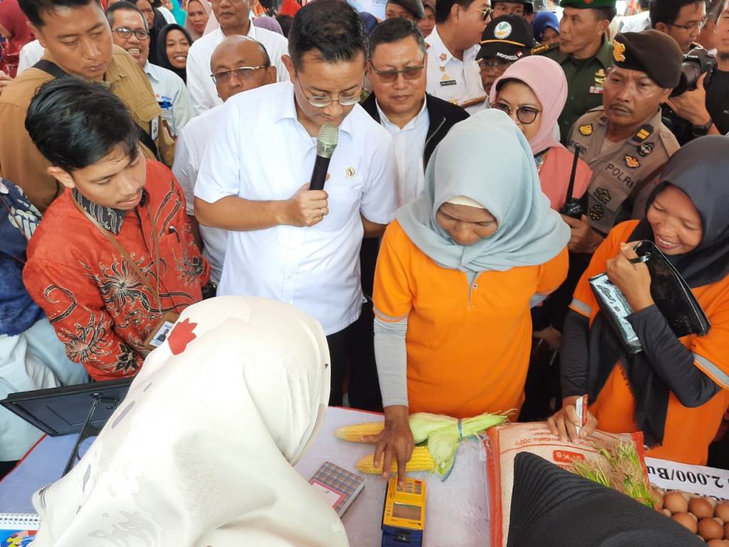 Kunjungi Takalar, Mensos Resmikan Loka Rehabilitasi Sosial dan Pencairan Bansos Sembako
