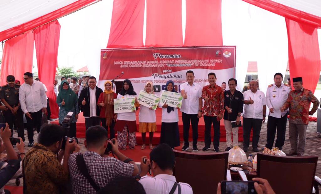 Kunjungi Takalar, Mensos Resmikan Loka Rehabilitasi Sosial dan Pencairan Bansos Sembako