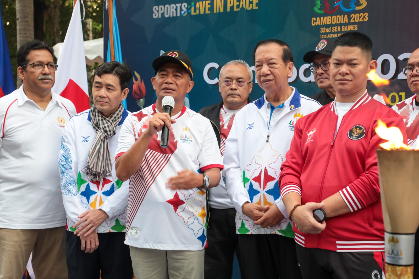 Torch Relay SEA Games 2023 Kamboja, Plt Menpora Muhadjir Effendy Lari Bawa Obor