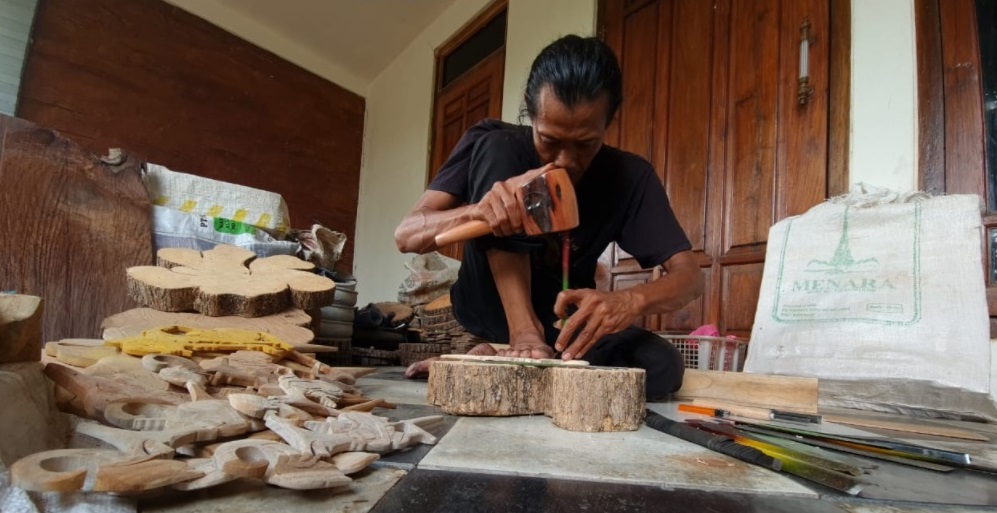 Ikut #LapakGanjar, Perajin Wayang Kulit Madiun Kebanjiran Pesanan dari Jabodetabek