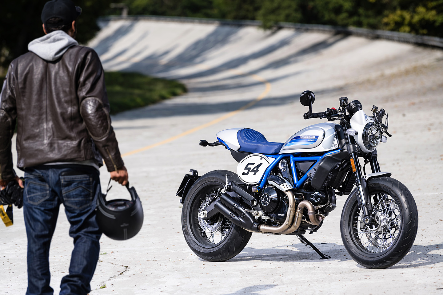 Gaya Modern Ducati Scrambler Café Racer