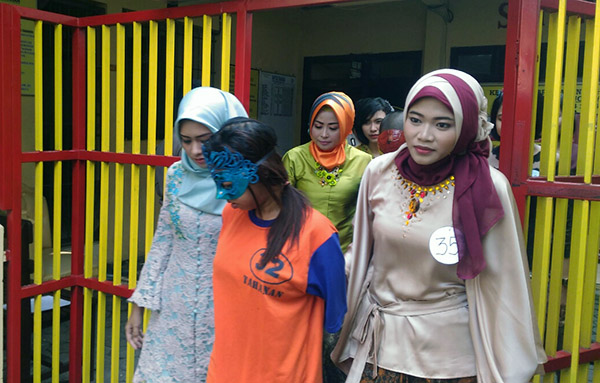 Polwan Polres Jombang Kenakan Kebaya