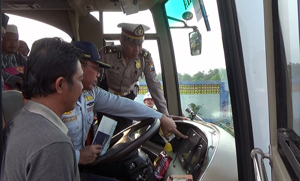 Petugas Gabungan Razia Kendaraan Bermotor di Jombang