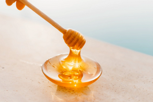 Madu juga bisa digunakan untuk menghilangkan jerawat secara alami. Pexels