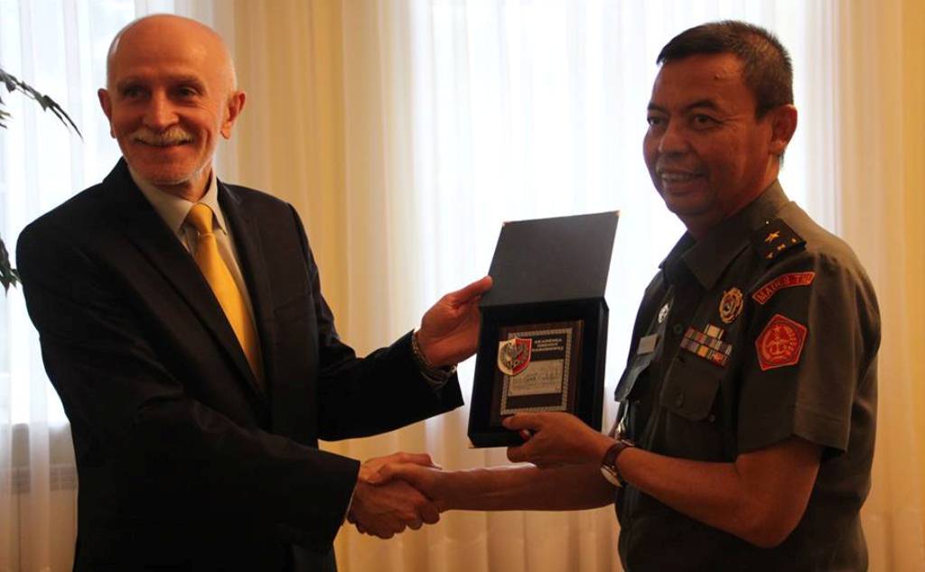 Jalan Sunyi Prajurit TNI Membangun Negeri