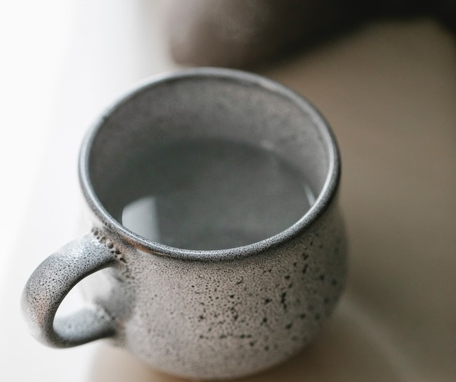 Manfaat minum air hangat Foto Charlotte May Pexels